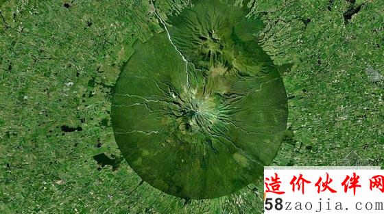 新西蘭北島西海岸的塔拉納基火山(Mount Taranaki)