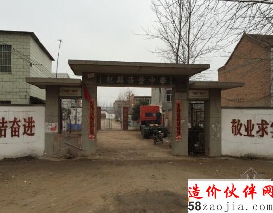 從遠(yuǎn)處拍攝的農(nóng)村房