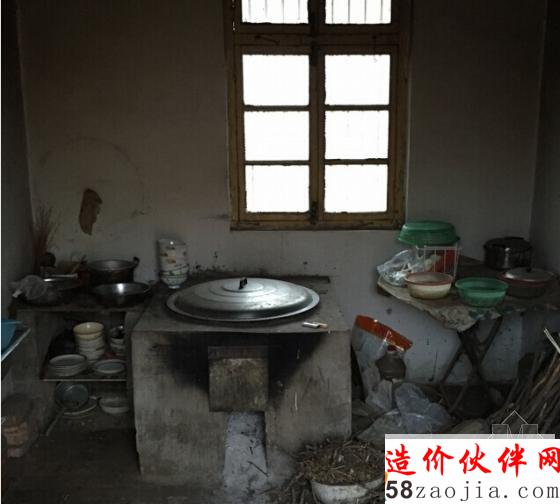 從遠(yuǎn)處拍攝的農(nóng)村房