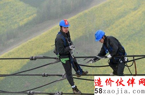 電力檢修工百米高空走電纜