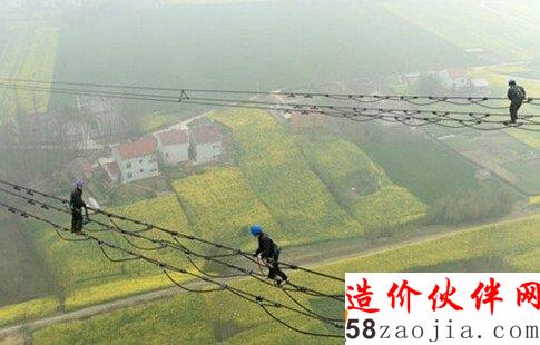湖北電力檢修工在漢江大跨越上進行走線檢查