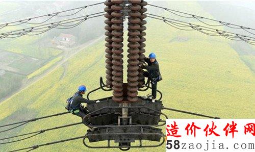 3月16日,湖北電力檢修工在漢江大跨越上進行走線檢查。