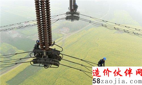 3月16日,湖北電力檢修工在漢江大跨越上進行走線檢查
