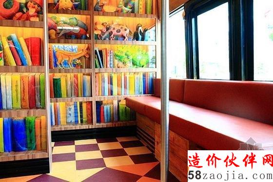公交車后座位區(qū)與后方空間是規(guī)劃幾米的擺滿書的書柜,色彩繽紛