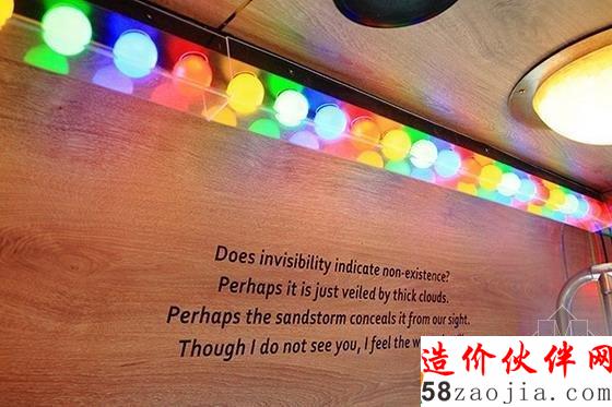 公車頂端放著各種繽紛彩球,好像童話世界