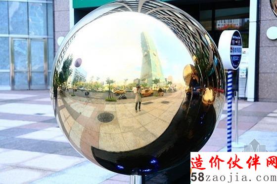 鋼球反射的自拍,記錄當(dāng)下。從公車站牌往信義快速道路方向看,整排笑臉鋼球