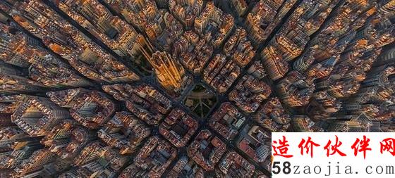 西班牙巴塞羅城市規(guī)劃井然有序,照片中心位置是著名的圣家族大教堂