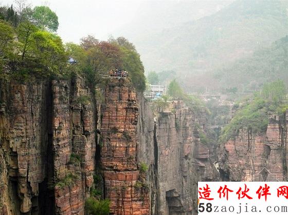 畫面右端的掛壁公路,是村子現(xiàn)在下山的路