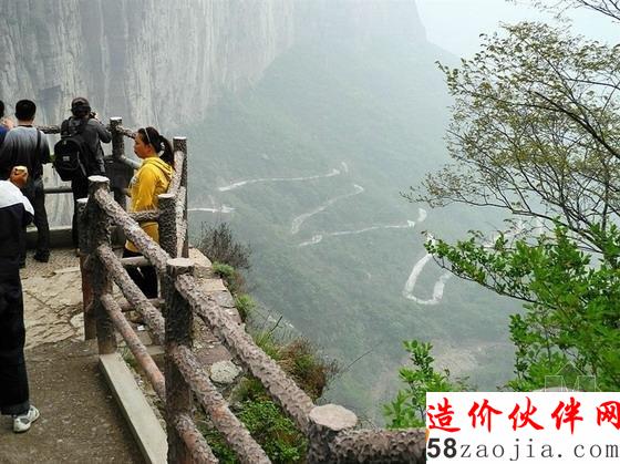 遠(yuǎn)處“之”字形的路,是掛壁公路出來下山的路
