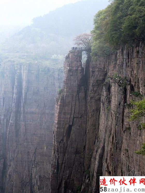 那矗立的絕壁,那屹立不倒的精神,永遠(yuǎn)留在心中