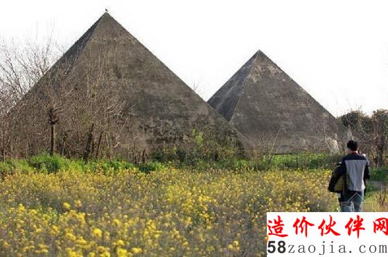 廢棄景點(diǎn)前支起帳篷