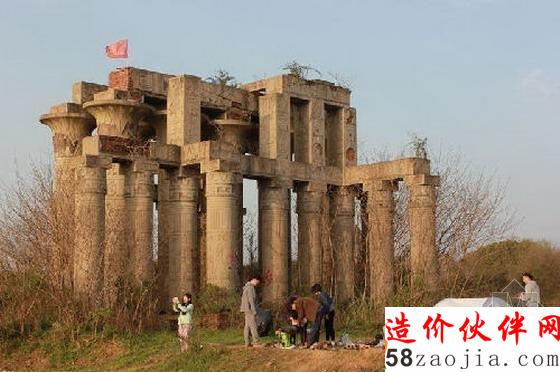 在“神廟”下搭帳篷的游客