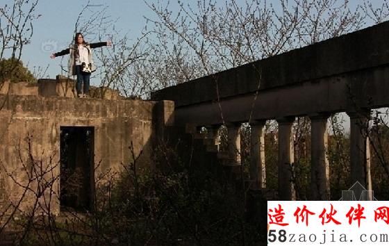 市民在萬(wàn)國(guó)公園里留影