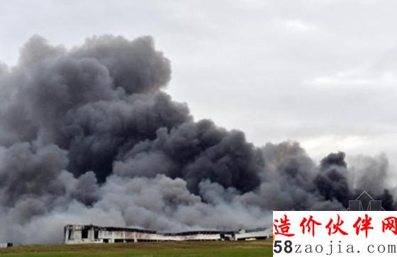 當(dāng)?shù)貢r(shí)間2015年4月3日,美國肯塔基州路易斯維爾,通用電氣公司(GE)最大的設(shè)備工廠之一突然燃起大火。報(bào)道稱,火勢“已經(jīng)失去了控制”,一幢建筑物倒塌,有超過100余名消防人員在現(xiàn)場滅火,F(xiàn)場濃煙滾滾,沖向天空,有大片的灰落在地上。