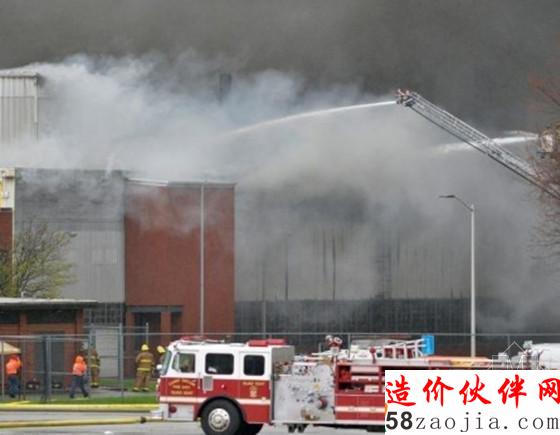 當(dāng)?shù)貢r(shí)間2015年4月3日,美國肯塔基州路易斯維爾,通用電氣公司(GE)最大的設(shè)備工廠之一突然燃起大火。報(bào)道稱,火勢“已經(jīng)失去了控制”,一幢建筑物倒塌,有超過100余名消防人員在現(xiàn)場滅火。現(xiàn)場濃煙滾滾,沖向天空,有大片的灰落在地上。