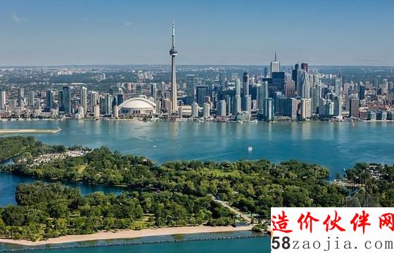 在多倫多電視塔上可以俯瞰安大略湖和多倫多全市美景