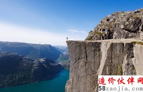 布道石頂部有一個(gè)大約25平方米的平臺(tái),旅行者們?cè)谏厦媾恼樟裟?/></p><h3>布道石頂部有一個(gè)大約25平方米的平臺(tái),旅行者們?cè)谏厦媾恼樟裟?/h3><p><img src=