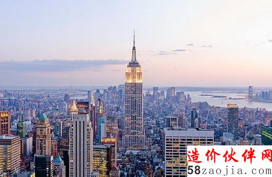 位于美國(guó)紐約市帝國(guó)大廈共有102層,是全球著名的摩天大樓
