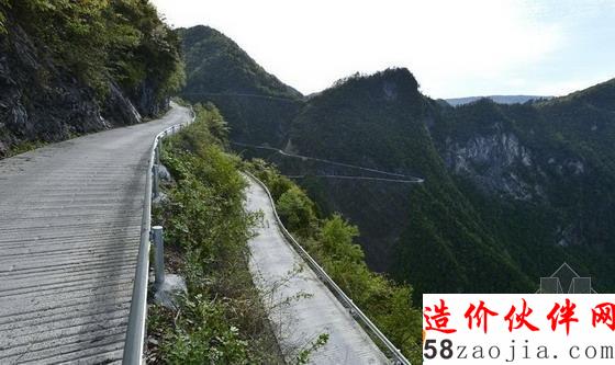 湖北恩施“天路”緊貼絕壁