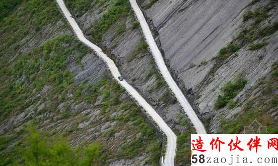 湖北恩施“天路”緊貼絕壁