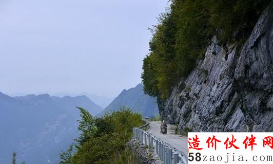 湖北恩施“天路”緊貼絕壁