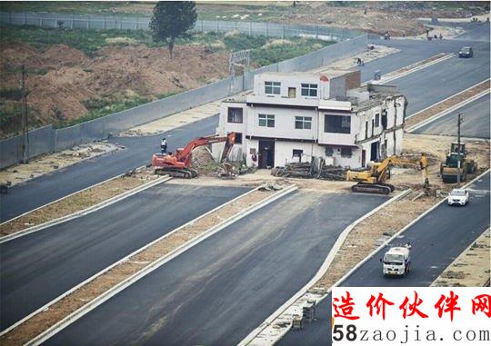 洛陽最牛“釘子戶”頂國旗腰斬道路