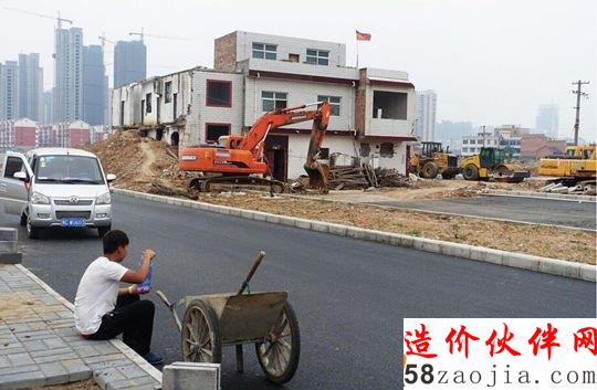 屋前兩輛挖掘機(jī)嚴(yán)正以待,等待拆挖。