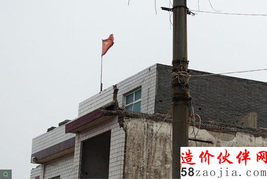 屋頂懸掛一面國旗。