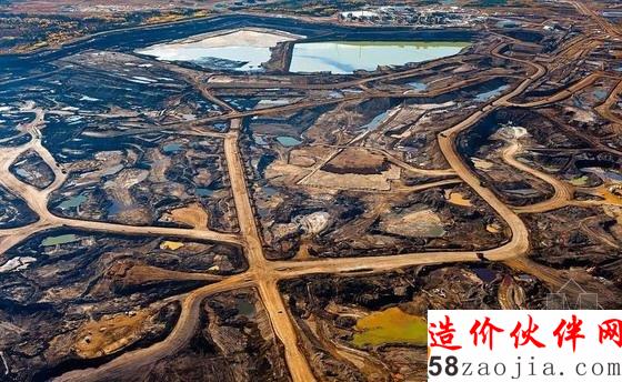 加拿大阿爾伯塔省油砂地區(qū)的鳥瞰圖,采礦作業(yè)和尾礦池如此巨大