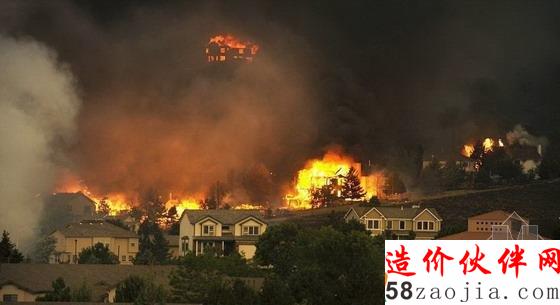全球變暖的一個結果就是導致更頻繁、更嚴重的森林大火。圖為美國科羅拉多州
