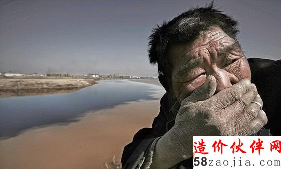 中國內蒙古,一個牧羊人無法忍受黃河的氣味