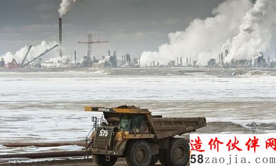 加拿大阿爾伯塔省的油砂地區(qū),大規(guī)模的運輸卡車