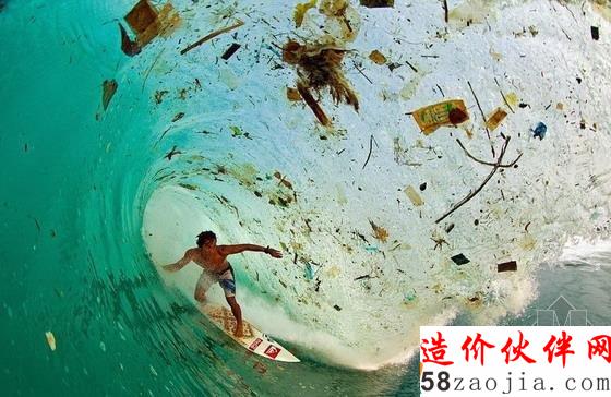 印尼沖浪者Dede Surinaya沖浪時的一幕,很多海洋垃圾