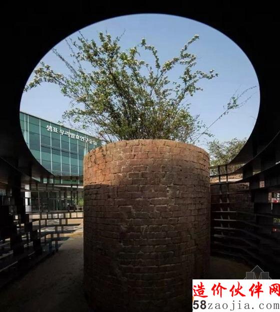 韓國(guó)圍繞廢舊煙囪創(chuàng)作的鐵質(zhì)臺(tái)階景觀
