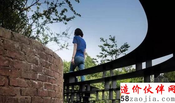 韓國(guó)圍繞廢舊煙囪創(chuàng)作的鐵質(zhì)臺(tái)階景觀