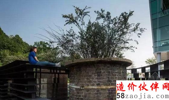 韓國(guó)圍繞廢舊煙囪創(chuàng)作的鐵質(zhì)臺(tái)階景觀