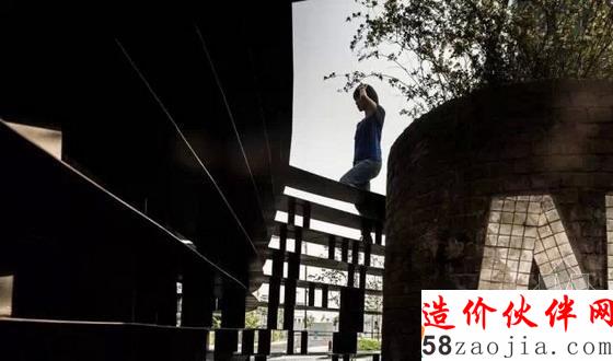 韓國(guó)圍繞廢舊煙囪創(chuàng)作的鐵質(zhì)臺(tái)階景觀