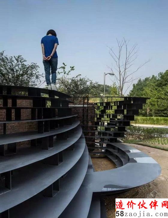 韓國(guó)圍繞廢舊煙囪創(chuàng)作的鐵質(zhì)臺(tái)階景觀