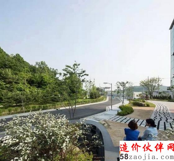 韓國(guó)圍繞廢舊煙囪創(chuàng)作的鐵質(zhì)臺(tái)階景觀