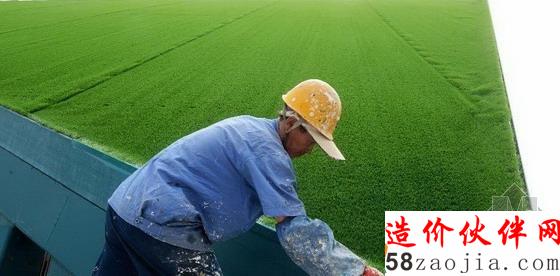 一名建筑工人在涂刷外墻