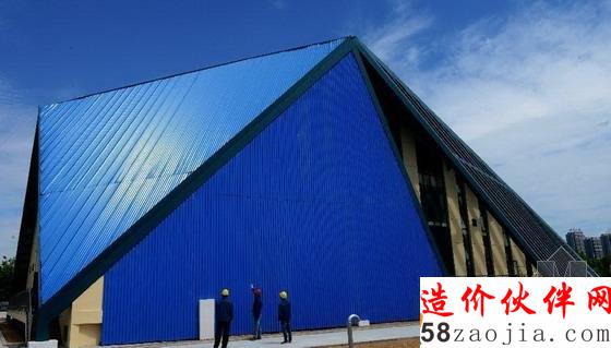 工作人員在山東省青島市黃島區(qū)水城110KV變電站內(nèi)查看建筑外立面