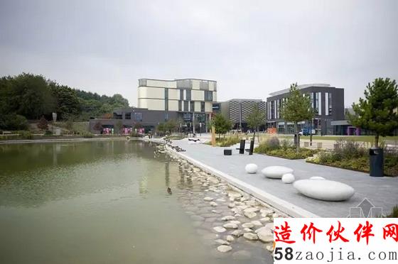 看向湖邊有建筑的一側(cè)