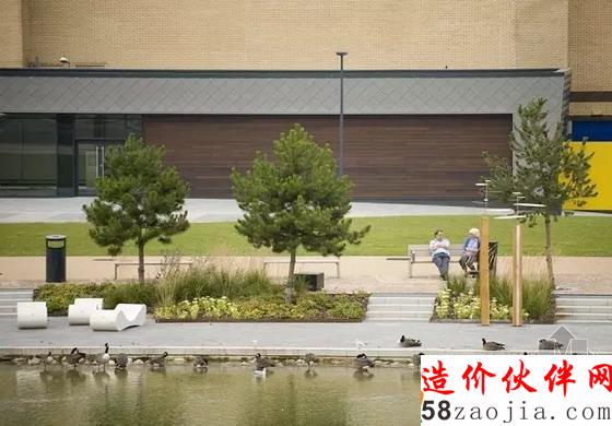 老人在湖岸邊交談