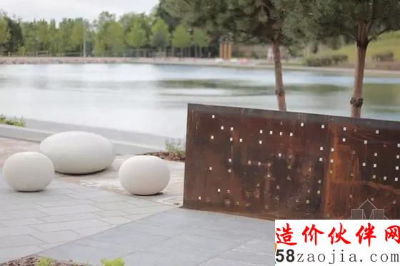 采用了粘土磚和銹蝕鋼板等具有工業(yè)化特性的材料作為藝術(shù)小品