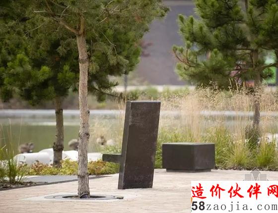 水池邊緣精心布置了水生植物