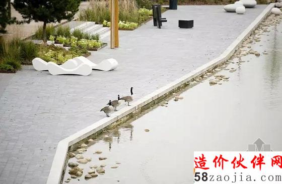 擺放著圓石的水池駁岸
