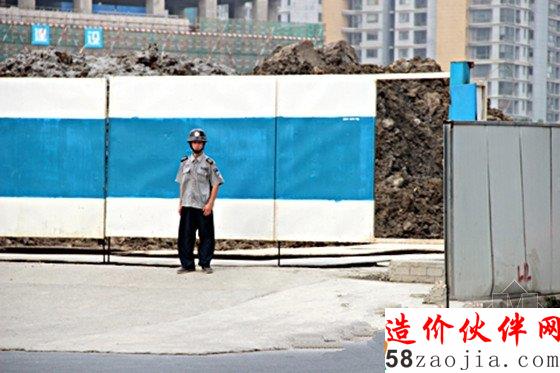 工地仍在工作,入口并未關(guān)閉
