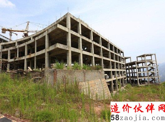 2015年7月25日,湖北省巴東縣神龍溪片區(qū)銅鼓包居住組,占地2萬余平方的巴東影視文化中心已經(jīng)停工近3年,主體框架已經(jīng)完工的行政中心和文化廣場樓體與生銹的塔吊和建筑材料形成鮮明對比。大樓內(nèi)部和周邊的工棚人去樓空,雜草叢生。