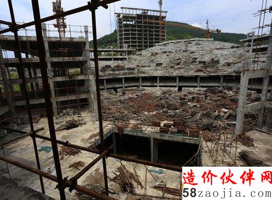 據(jù)附近村民講,該工地從2013年下半年后就一直沒人動工至今了。