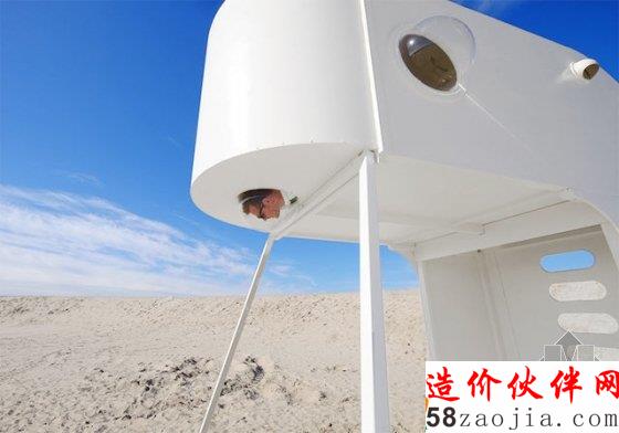十四位設(shè)計(jì)師構(gòu)建沙灘上的膠囊旅館